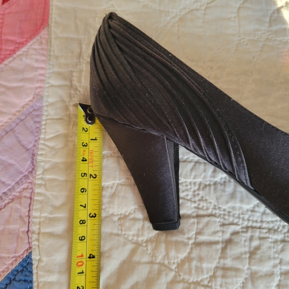 Satin Pumps - Picture 4 of 6